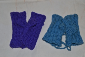 Kiddies fingerless gloves with cord to put through sleeves (1)